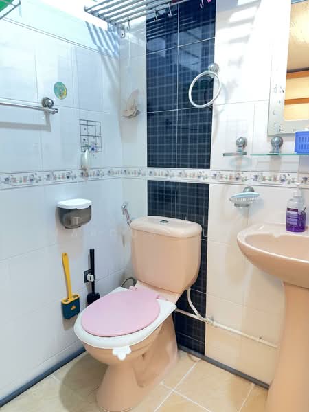 698 Hougang Street 61, 698 Hougang Street 61, Room Rental, 200 sqft, HDB Flat For Rent, by Tiong Lim Marcus Suaw, 500074266 - Bathroom - PropertyGuru.com.sg