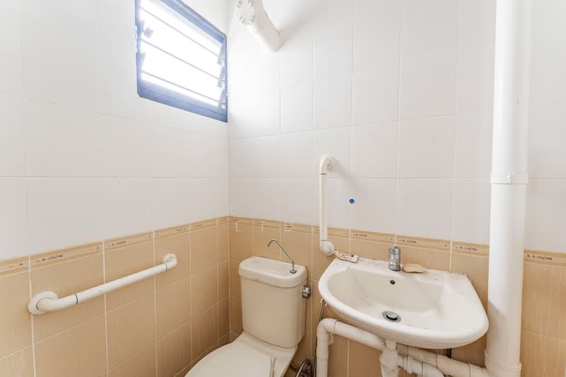 121 Bedok North Road HDB Flat For Sale at S$ 520,000 | PropertyGuru Singapore - Bathroom