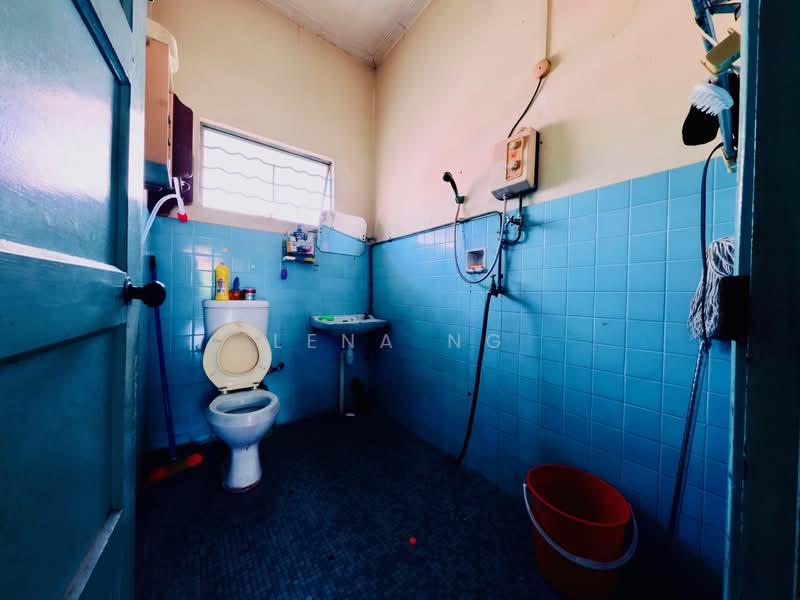 Jalan Ikan Merah Terraced House For Sale at S$ 4,500,000 | PropertyGuru Singapore - Bathroom