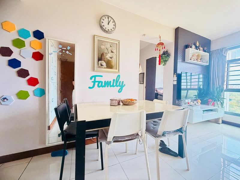 476A Upper Serangoon View HDB Flat For Sale at S$ 610,000 | PropertyGuru Singapore - Living Room