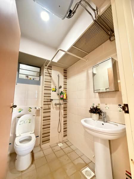 476A Upper Serangoon View HDB Flat For Sale at S$ 610,000 | PropertyGuru Singapore - Bathroom