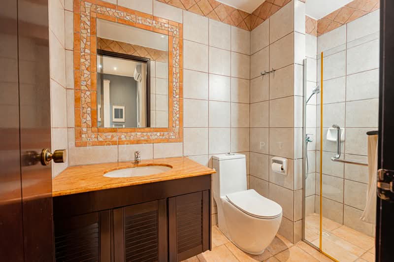 Eastwood Green Terraced House For Sale at S$ 3,400,000 | PropertyGuru Singapore - Bathroom