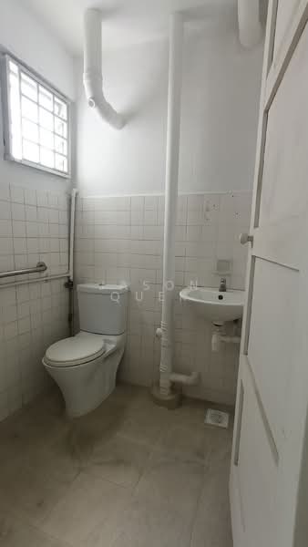 321 Hougang Avenue 5 HDB Flat For Sale at S$ 435,000 | PropertyGuru Singapore - Bathroom