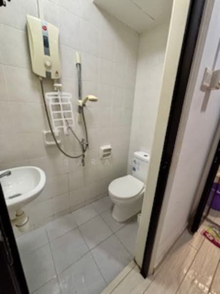 Castle Green Condominium For Sale at S$ 1,650,000 | PropertyGuru Singapore - Bathroom