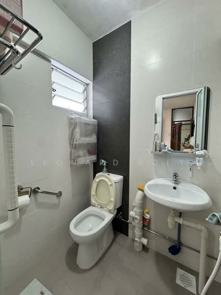 313 Ang Mo Kio Avenue 3, 313 Ang Mo Kio Avenue 3, 2 Bedrooms, 786 sqft, HDB Flat For Sale, by Leonard Boey, 500074353 - Bathroom - PropertyGuru.com.sg