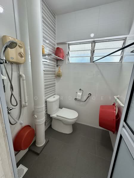313 Ang Mo Kio Avenue 3, 313 Ang Mo Kio Avenue 3, 2 Bedrooms, 786 sqft, HDB Flat For Sale, by Leonard Boey, 500074353 - Bathroom - PropertyGuru.com.sg