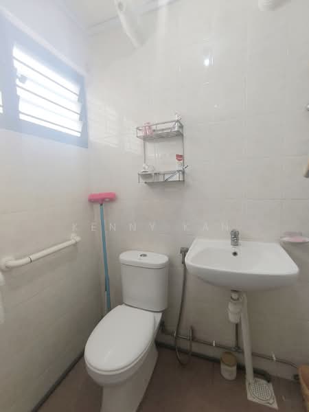 207 Serangoon Central HDB Flat For Sale at S$ 566,000 | PropertyGuru Singapore - Bathroom