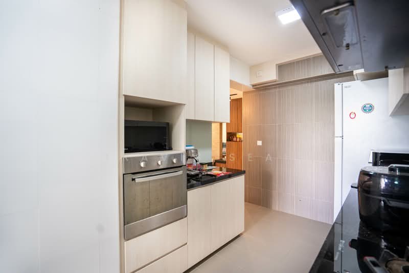669A Edgefield Plains HDB Flat For Sale at S$ 800,000 | PropertyGuru Singapore - Kitchen