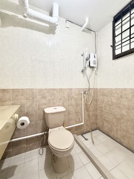 659 Choa Chu Kang Crescent, 659 Choa Chu Kang Crescent, 3 Bedrooms, 1,076 sqft, HDB Flat For Rent, by Jonquil Woon, 500074439 - Bathroom - PropertyGuru.com.sg