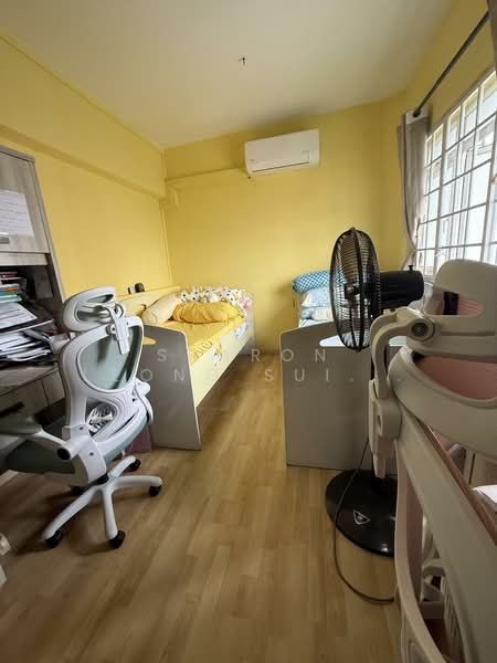 304 Jurong East Street 32 HDB Flat For Sale at S$ 590,000 | PropertyGuru Singapore - Bedroom