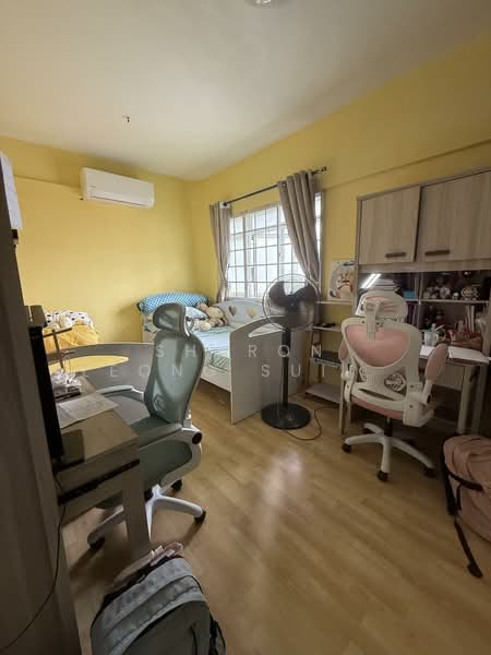 304 Jurong East Street 32 HDB Flat For Sale at S$ 590,000 | PropertyGuru Singapore - Bedroom