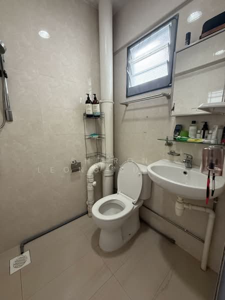 304 Jurong East Street 32 HDB Flat For Sale at S$ 590,000 | PropertyGuru Singapore - Bathroom