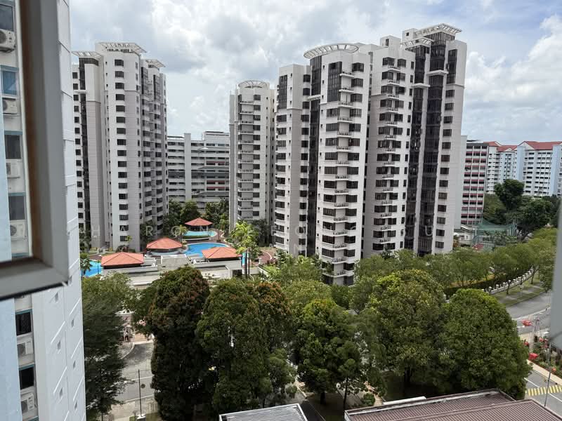 304 Jurong East Street 32 HDB Flat For Sale at S$ 590,000 | PropertyGuru Singapore - Exterior