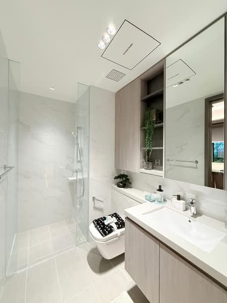 The LakeGarden Residences Condominium For Sale at S$ 1,520,000 | PropertyGuru Singapore - Bathroom