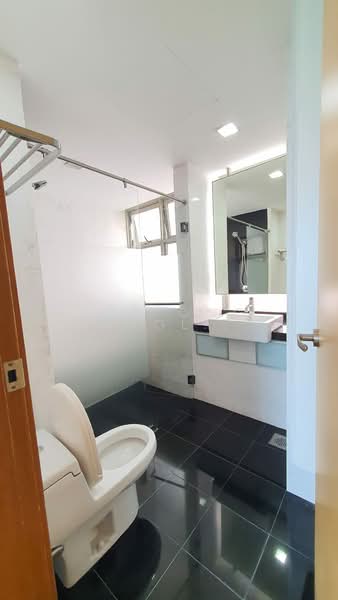 The Calrose Condominium For Sale at S$ 3,480,000 | PropertyGuru Singapore - Bathroom