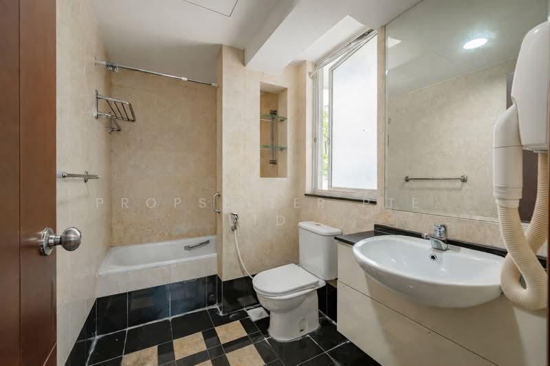 Rio Vista Condominium For Sale at S$ 1,320,000 | PropertyGuru Singapore - Bathroom