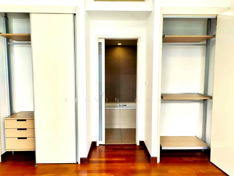 The Sail @ Marina Bay Condominium For Sale at S$ 1,950,000 | PropertyGuru Singapore - Wardrobe and Bathroom in Master Bedroom 