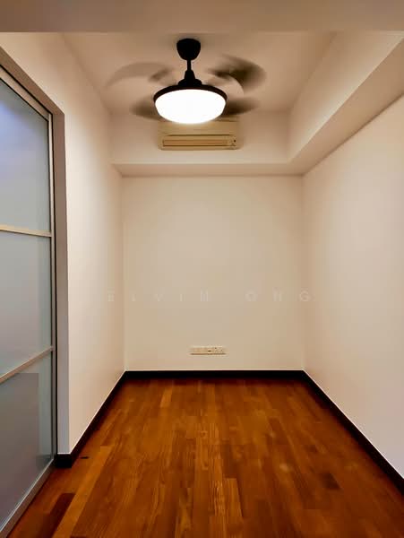 The Sail @ Marina Bay Condominium For Sale at S$ 1,950,000 | PropertyGuru Singapore - Study Area / Dining Area / Helper Room