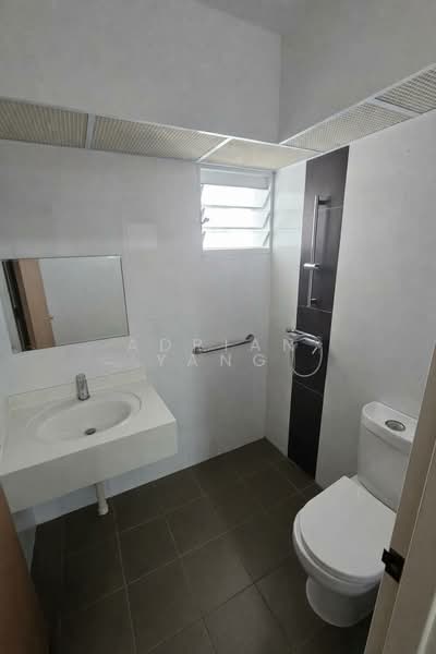 40A Margaret Drive HDB Flat For Sale at S$ 830,000 | PropertyGuru Singapore - Bathroom