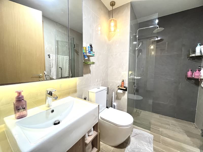 Urban Treasures Condominium For Sale at S$ 1,500,000 | PropertyGuru Singapore - Bathroom