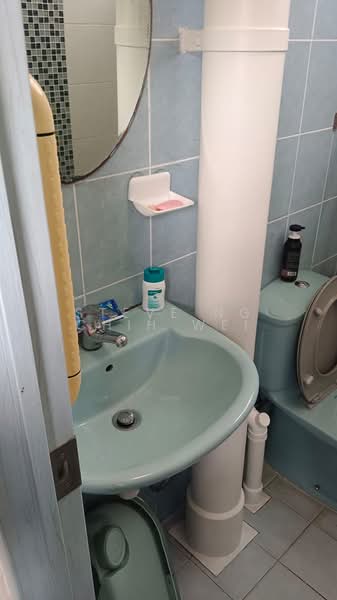 528 Bedok North Street 3, 528 Bedok North Street 3, 2 Bedrooms, 700 sqft, HDB Flat For Rent, by Steve Ng Chih Wei, 500074694 - Bathroom - PropertyGuru.com.sg