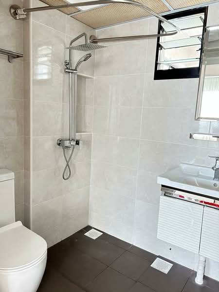 550A Segar Road HDB Flat For Sale at S$ 670,000 | PropertyGuru Singapore - Bathroom