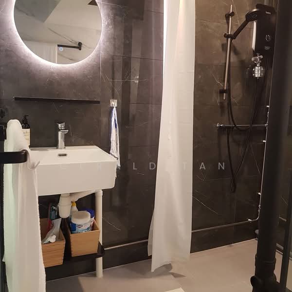 2 Tanjong Pagar Plaza HDB Flat For Sale at S$ 780,000 | PropertyGuru Singapore - Bathroom