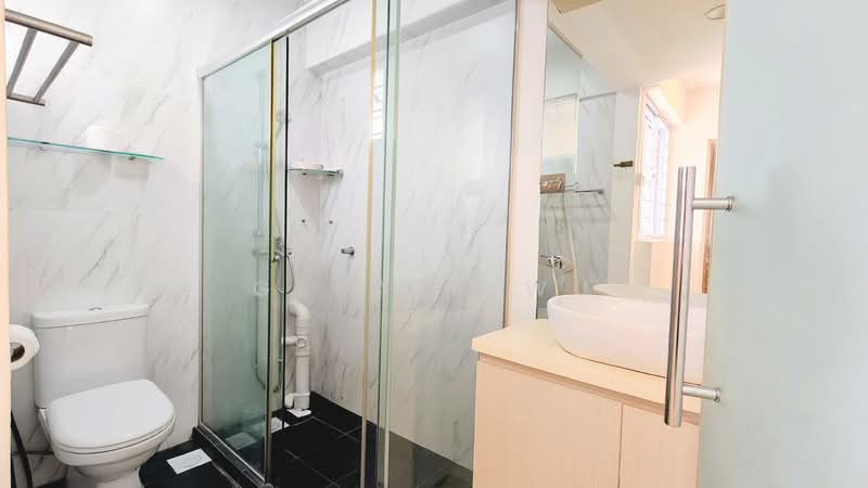 41 Cambridge Road HDB Flat For Sale at S$ 649,000 | PropertyGuru Singapore - Master Bathroom