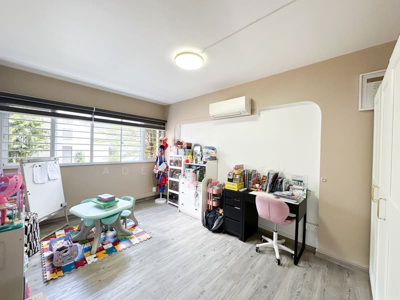 121 Bukit Batok Central HDB Flat For Sale at S$ 838,000 | PropertyGuru Singapore - Bedroom 1