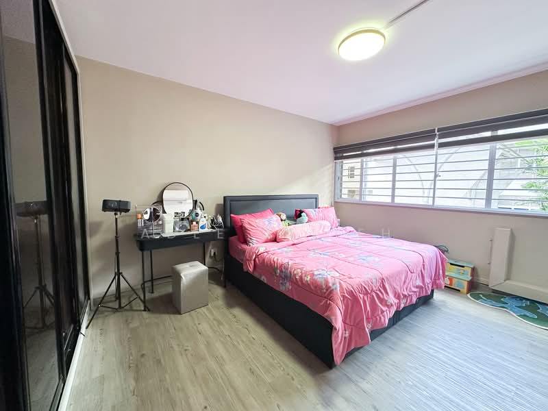121 Bukit Batok Central HDB Flat For Sale at S$ 838,000 | PropertyGuru Singapore - Master Bedroom