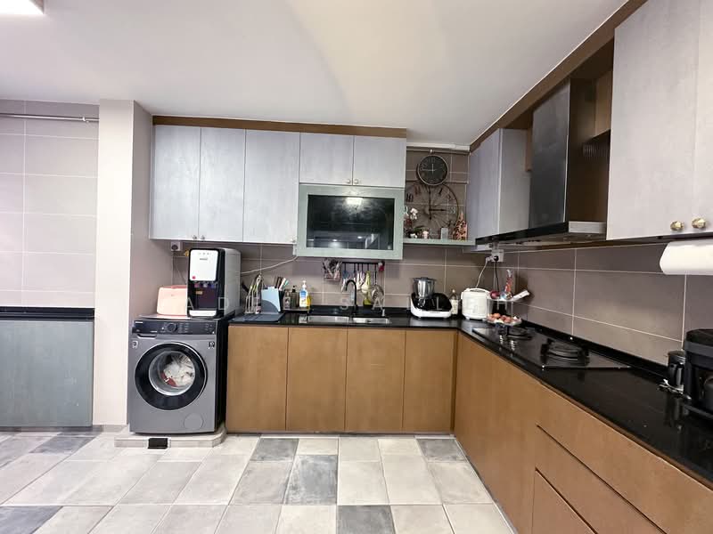 121 Bukit Batok Central HDB Flat For Sale at S$ 838,000 | PropertyGuru Singapore - Kitchen