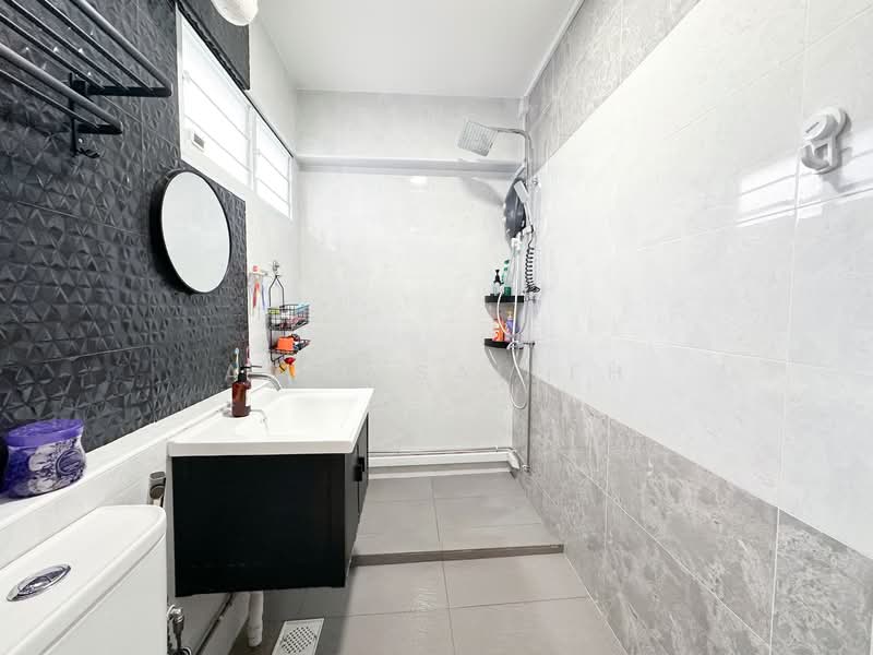 121 Bukit Batok Central HDB Flat For Sale at S$ 838,000 | PropertyGuru Singapore - Bathroom