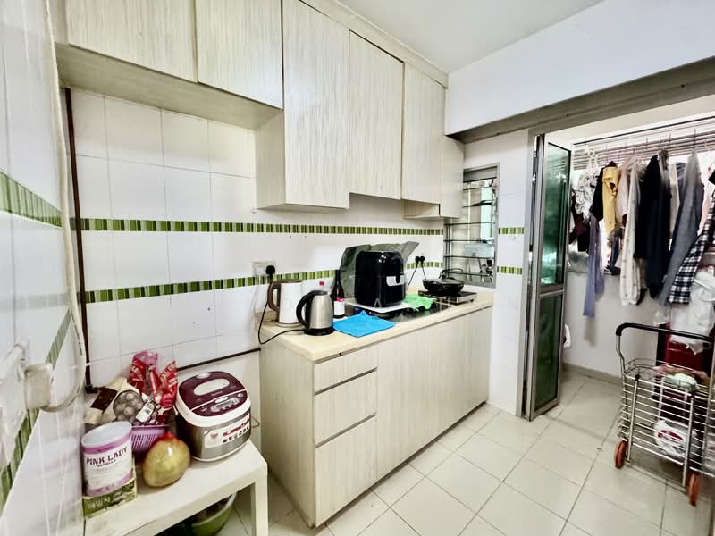 452 Yishun Ring Road HDB Flat For Sale at S$ 475,000 | PropertyGuru Singapore - Kitchen