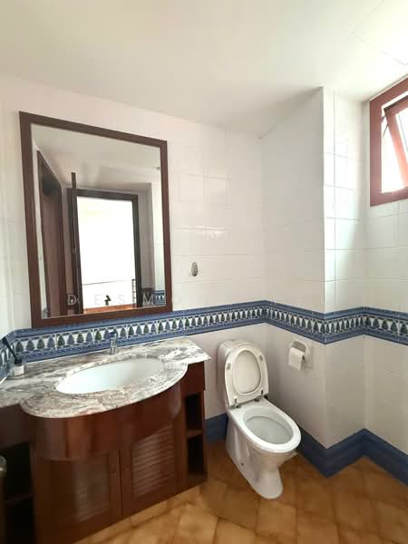 Tanah Merah Kechil Road, , 5 Bedrooms, 3,000 sqft, Terraced House For Rent, by Desmond Yeo, 500074803 - Bathroom - PropertyGuru.com.sg