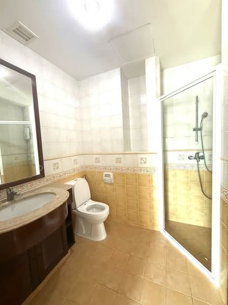 Tanah Merah Kechil Road, , 5 Bedrooms, 3,000 sqft, Terraced House For Rent, by Desmond Yeo, 500074803 - Bathroom - PropertyGuru.com.sg