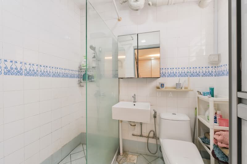 231 Pasir Ris Drive 4 HDB Flat For Sale at S$ 739,000 | PropertyGuru Singapore - Bathroom