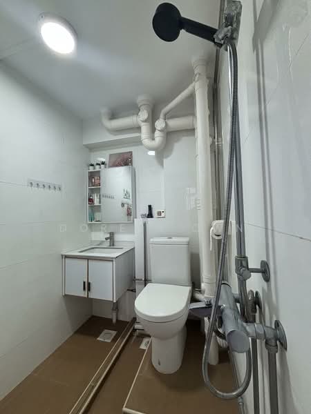 202 Toa Payoh North, 202 Toa Payoh North, 3 Bedrooms, 893 sqft, HDB Flat For Rent, by Doreen Own, 500074807 - Bathroom - PropertyGuru.com.sg