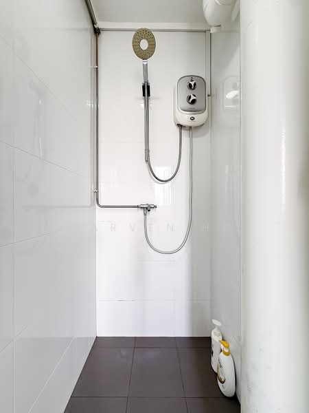 83 Commonwealth Close HDB Flat For Sale at S$ 438,000 | PropertyGuru Singapore - Bathroom