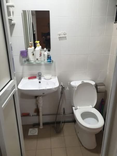 158 Bedok South Avenue 3, 158 Bedok South Avenue 3, Room Rental, 150 sqft, HDB Flat For Rent, by Hayati Jantan, 500074817 - Bathroom - PropertyGuru.com.sg