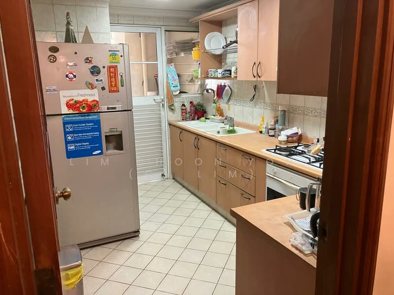 Hillbrooks Condominium For Sale at S$ 1,720,000 | PropertyGuru Singapore - Kitchen