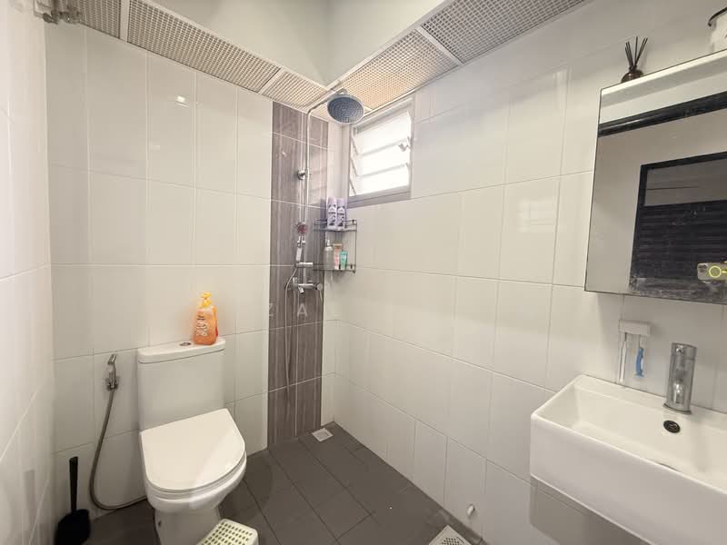 671B Yishun Avenue 4 HDB Flat For Sale at S$ 680,000 | PropertyGuru Singapore - Bathroom