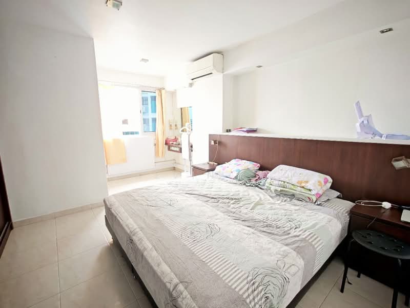 252 Choa Chu Kang Avenue 2 HDB Flat For Sale at S$ 549,000 | PropertyGuru Singapore - Master Bedroom