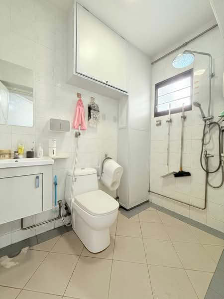 122C Sengkang East Way HDB Flat For Sale at S$ 780,000 | PropertyGuru Singapore - Bathroom