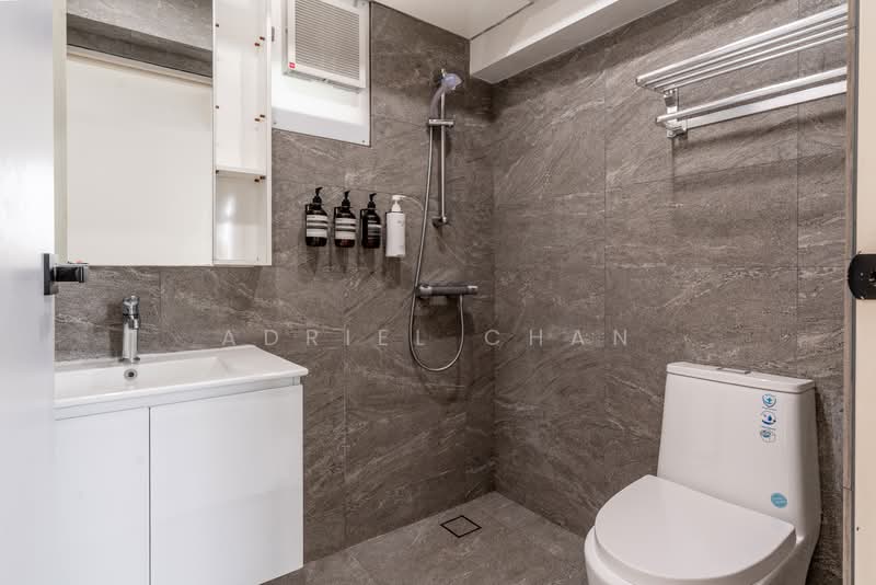 890B Tampines Avenue 1 HDB Flat For Sale at S$ 688,000 | PropertyGuru Singapore - Bathroom