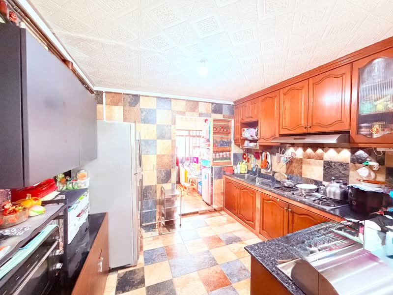 154 Jalan Teck Whye HDB Flat For Sale at S$ 588,000 | PropertyGuru Singapore - Kitchen