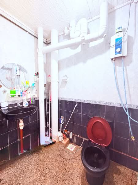 154 Jalan Teck Whye HDB Flat For Sale at S$ 588,000 | PropertyGuru Singapore - Bathroom