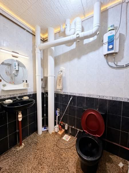 154 Jalan Teck Whye, 154 Jalan Teck Whye, 3 Bedrooms, 1,076 sqft, HDB Flat For Sale, by James Yeo, 500074874 - Bathroom - PropertyGuru.com.sg