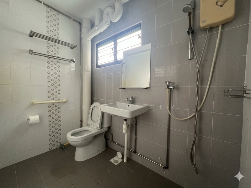 170 Woodlands Street 11 HDB Flat For Sale at S$ 780,000 | PropertyGuru Singapore - Bathroom