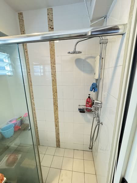 988C Buangkok Green HDB Flat For Sale at S$ 650,000 | PropertyGuru Singapore - Bathroom