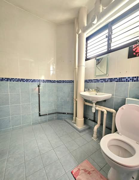 328 Jurong East Street 31 HDB Flat For Sale at S$ 554,000 | PropertyGuru Singapore - Bathroom